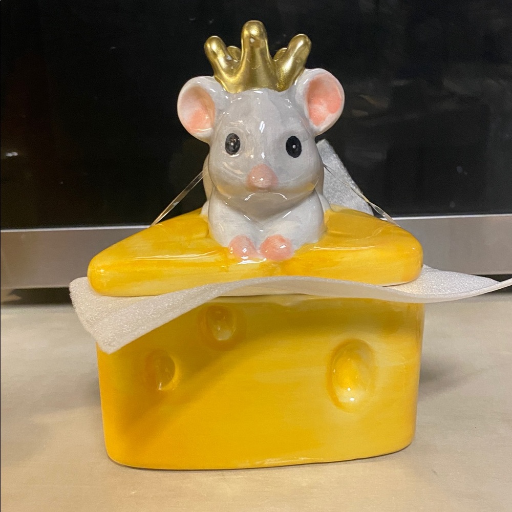 Cheese-Themed Mouse Trinket Box with Gold Crown NWTs - Picture 4 of 12